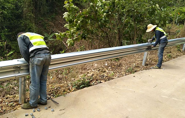 阳泉高速公路护栏的定期维护与保养
